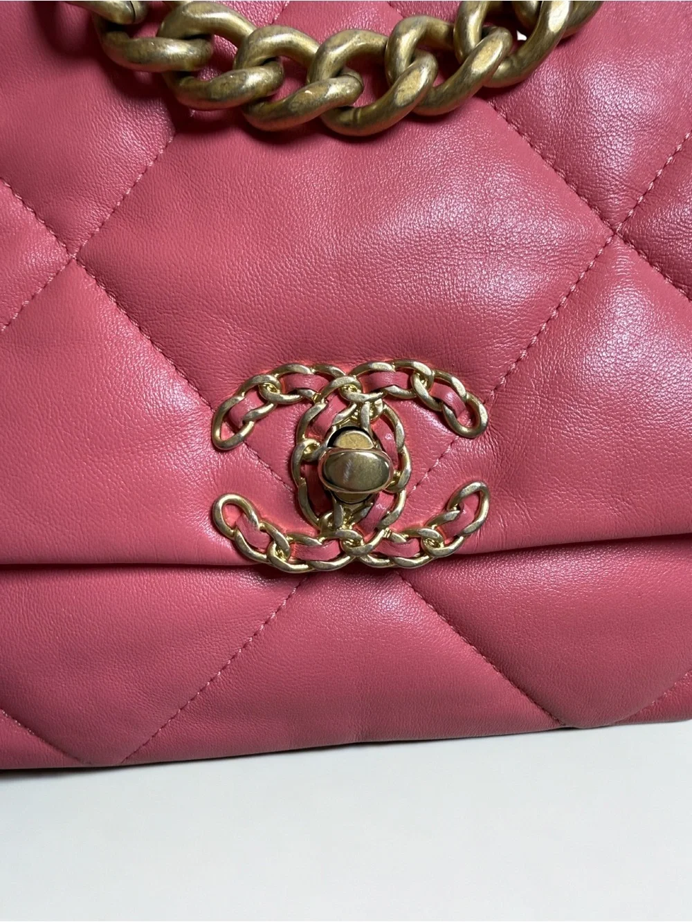 CHANEL 19 flap